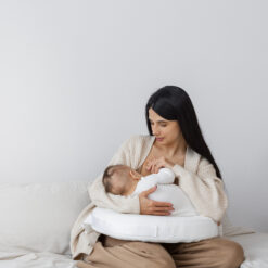 full-shot-mother-holding-newborn-baby Rana Primeras Actividades- Chicco